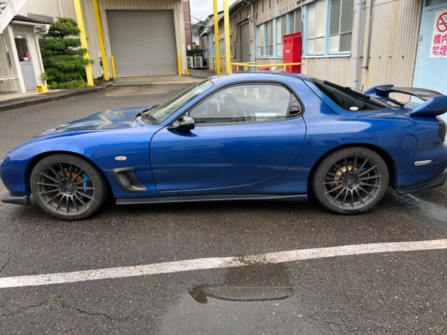 マツダRX-7を同色のイノセントブルーメタリック（20ｐ）にて全塗装を 